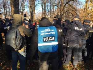 funkcjonariusze Zespołów Antykonfliktowych w trakcie służby