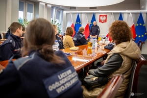 uczniowie klasy policyjnej z wizyta w KGP