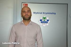 policjant w cywilnym ubraniu
