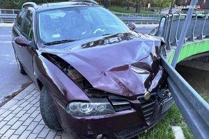 uszkodzony samochód i bariera drogowa