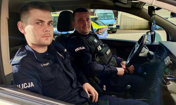 policjanci siedzą w radiowozie