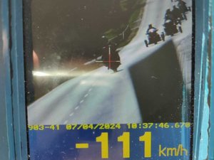 zdjęcie z wideorejestratora. widać motocyklistę. który jedzie 111km/h