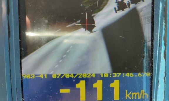 zdjęcie z wideorejestratora. widać motocyklistę. który jedzie 111km/h