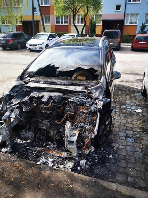 zdjęcie spalonego samochodu