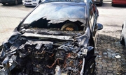 zdjęcie podpalonego samochodu