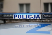 Napis Policja na belce na dachu radiowozu