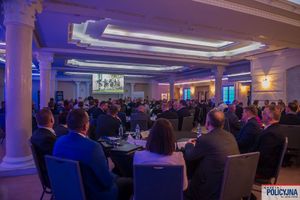 sala na której przy stołach siedzą uczestnicy konferencji