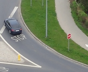 kierowca, który nie zatrzymał się na STOP-ie.