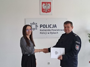 Policjant dziękuje kobiecie