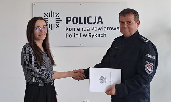 Policjant dziękuje kobiecie