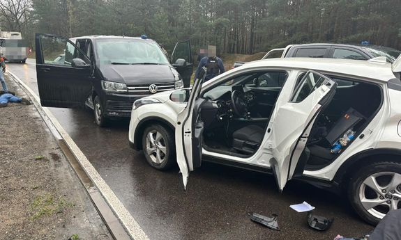 bus policyjny blokuje inny samochód