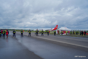 policjanci pilnują pasa na lotnisku