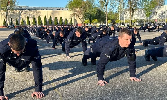 policjanci robią pompki