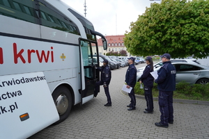 policjanci i pracownicy cywilni biorą udział w oddawaniu krwi