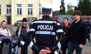 policjant podczas spotkania z młodzieżą
