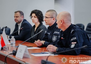 zdjęcie 4 osób siedzących przy biurku