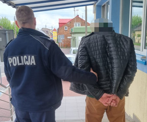 policjant z zatrzymanym