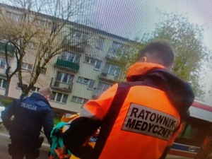 ratownik i policjant przy karetce pogotowia