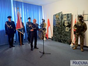 funkcjonariusze policji podczas uroczystości