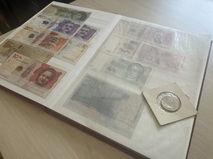 klaser z banknotami i monetami kolekcjonerskimi