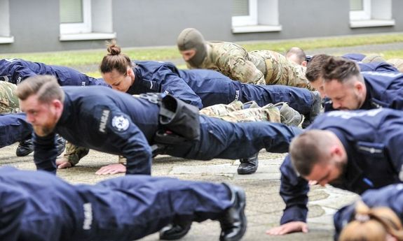 policjanci robiący pompki