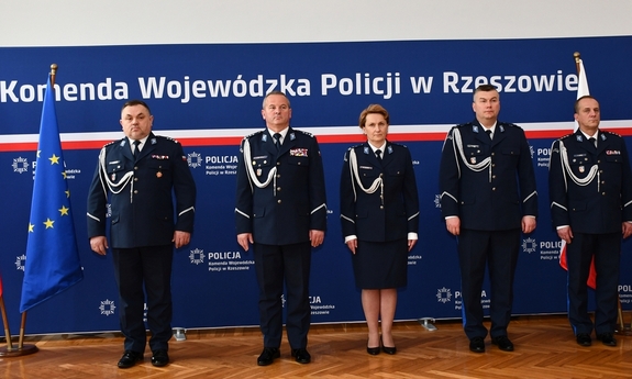 Komendant Wojewódzki Policji w Rzeszowie oraz kadra kierownicza podczas uroczystości pożegnania inspektora Zalewskiego i powierzenia obowiązków inspektor Fąfarze - na auli komendy wojewódzkiej