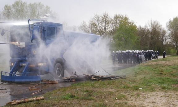 pojazd z armatką wodną