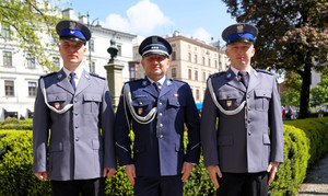 na zdjęciu trzech umundurowanych policjantów