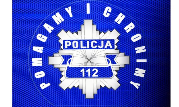 Napis Pomagamy i Chronimy wokół gwiazdy policyjnej