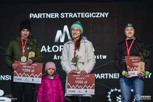 zwycięzcy stoją na podium