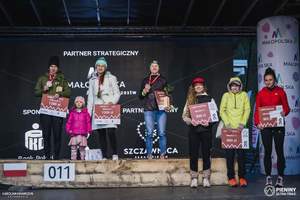zwycięzcy stoją na podium większy kadr od poprzedniego zdjęcia