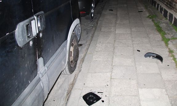 leżącego na chodniku elementy oderwane od stojącego obok pojazdu