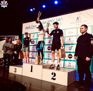 zwycięzcy kolarskiego wyścigu na podium