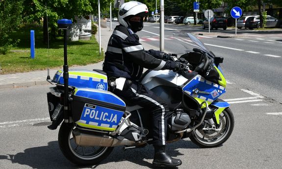 policjant motocyklista siedzi na motocyklu