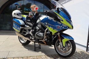 dziecko siedzi na motocyklu policyjnym