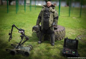 policjant podczas służby w kombinezonie pirotechnika