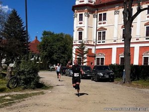 na zdjęciu biegnący mężczyzna w stroju sportowym