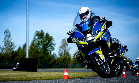 funkcjonariusz na motocyklu w trakcie szkolenia