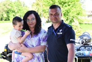 policjant w umundurowaniu służbowym Hubert i jego mama