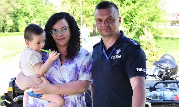policjant w umundurowaniu służbowym Hubert i jego mama