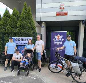 na zdjęciu policjanci i rodzice Kuby pod budynkiem Komendy Powiatowej Policji