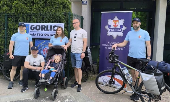 na zdjęciu policjanci i rodzice Kuby pod budynkiem Komendy Powiatowej Policji