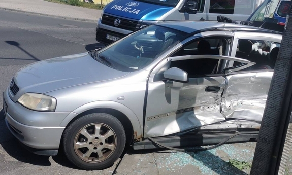 uszkodzony podczas zderzenia samochód