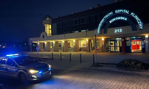 radiowóz, w tle wrocławski szpital