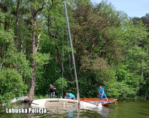 Udzielana pomoc przy wywróconej żaglówce