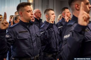 policjanci w szeregu w trakcie ślubowania