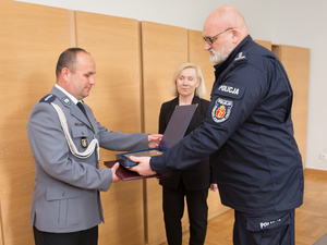 policjant podaje dłoń policjantowi
