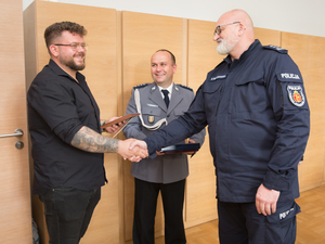 komendant podziękował i podał rękę mężczyźnie