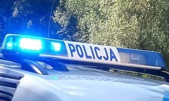 sygnalizator świetlny z napisem policja na dachu radiowozu policyjnego