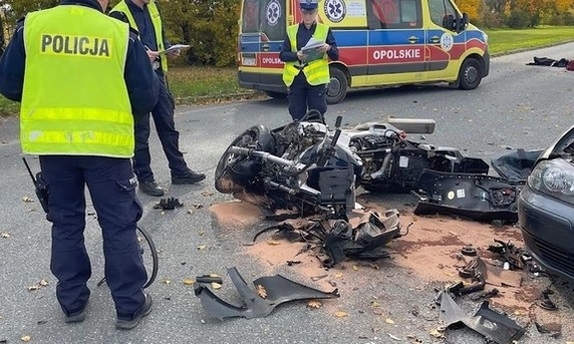 policjanci obsługujący wypadek z udziałem motocyklisty